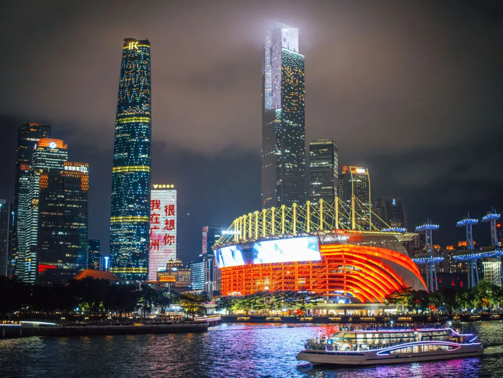 互联网保险服务与传统保险渠道对比分析：厦门企业投保模式的新选择