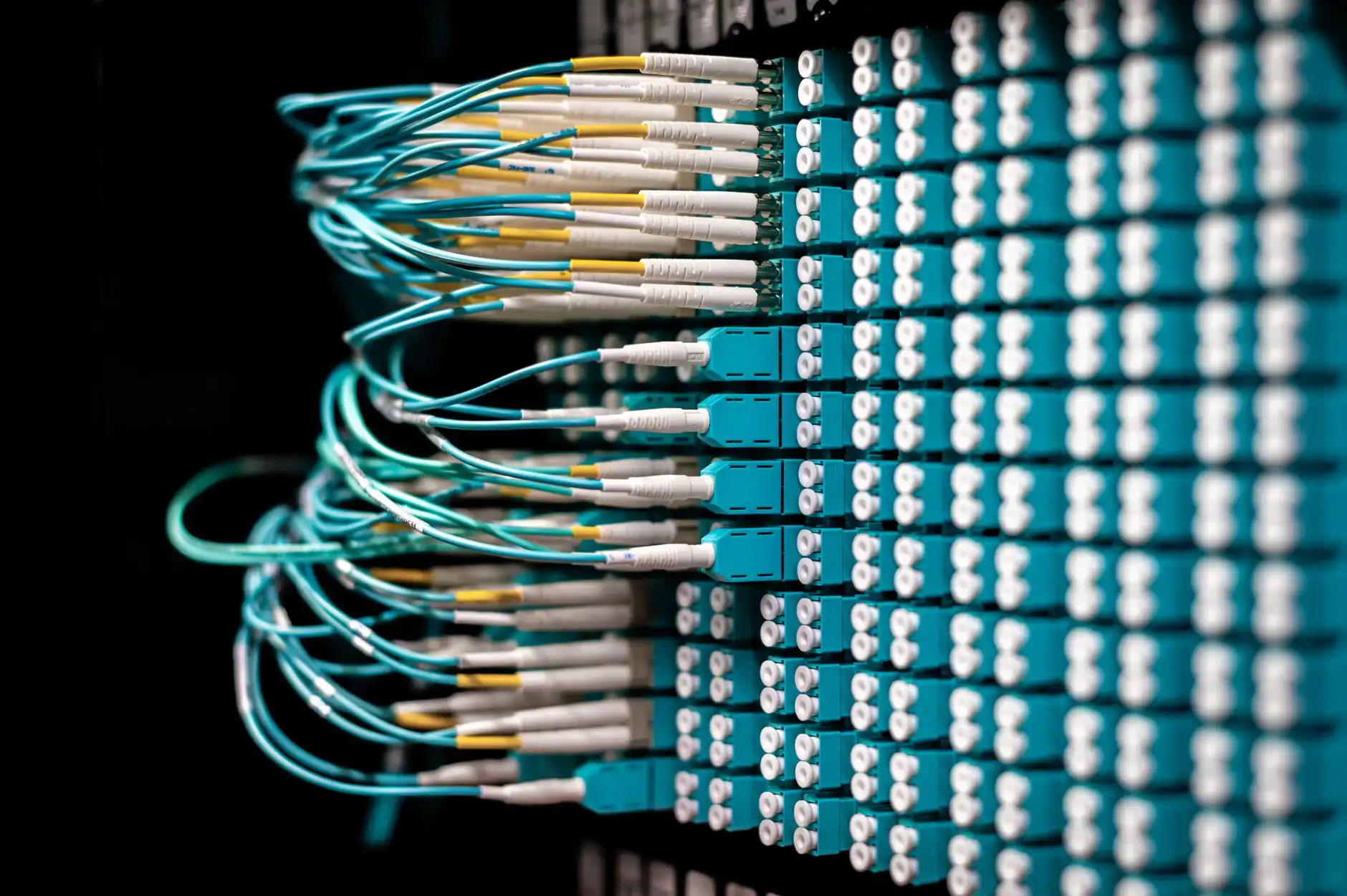 保险科技赋能传统险企：聚保保险网技术架构与实施路径